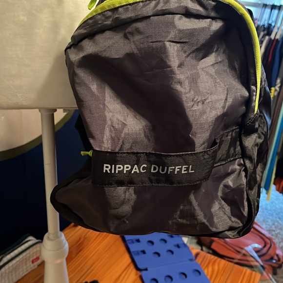 Eddie Bauer gym bag like new - Picture 2 of 7